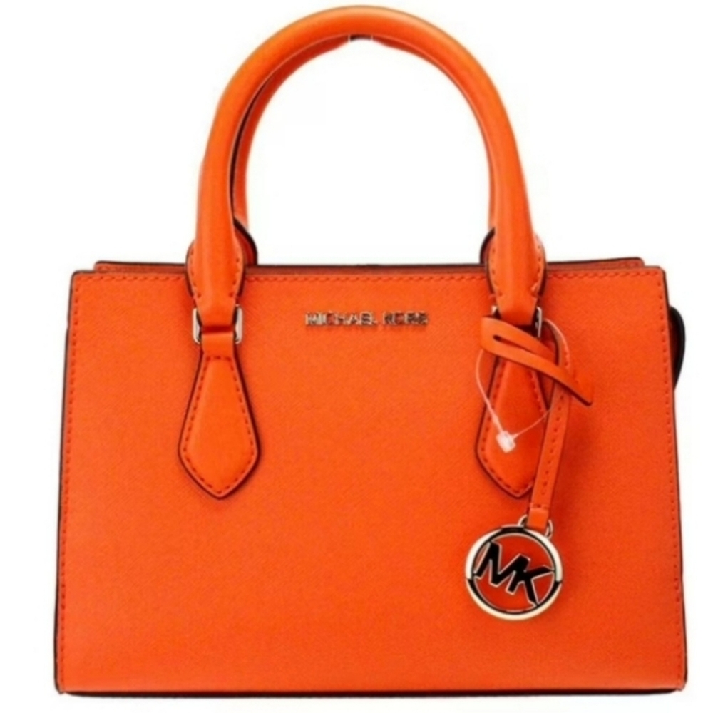 NWT Micheal kors Sheila Small center zip satchel